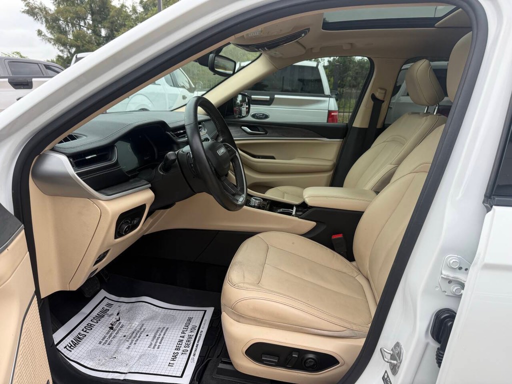 Jeep Grand Cherokee L Vehicle Full-screen Gallery Image 07