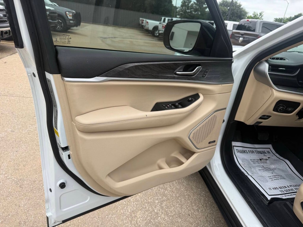 Jeep Grand Cherokee L Vehicle Full-screen Gallery Image 08