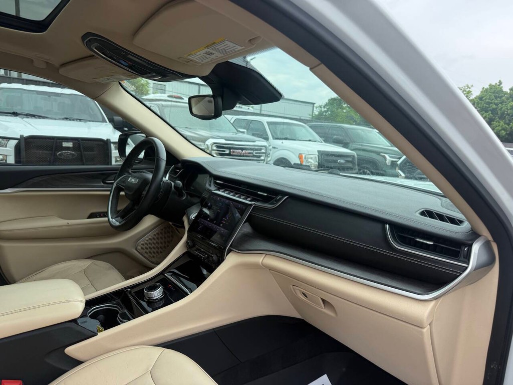 Jeep Grand Cherokee L Vehicle Full-screen Gallery Image 09