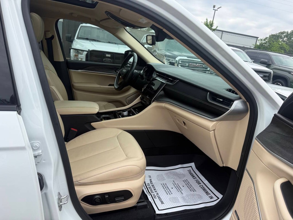 Jeep Grand Cherokee L Vehicle Full-screen Gallery Image 10