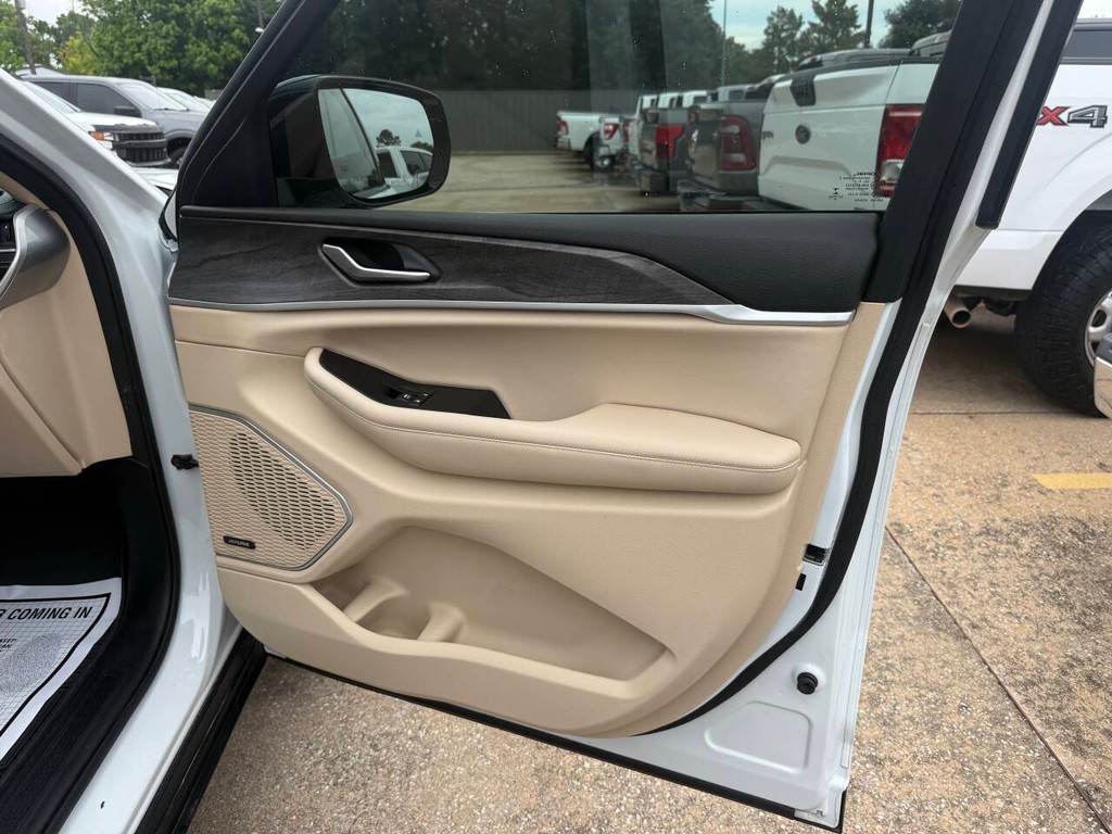 Jeep Grand Cherokee L Vehicle Full-screen Gallery Image 11