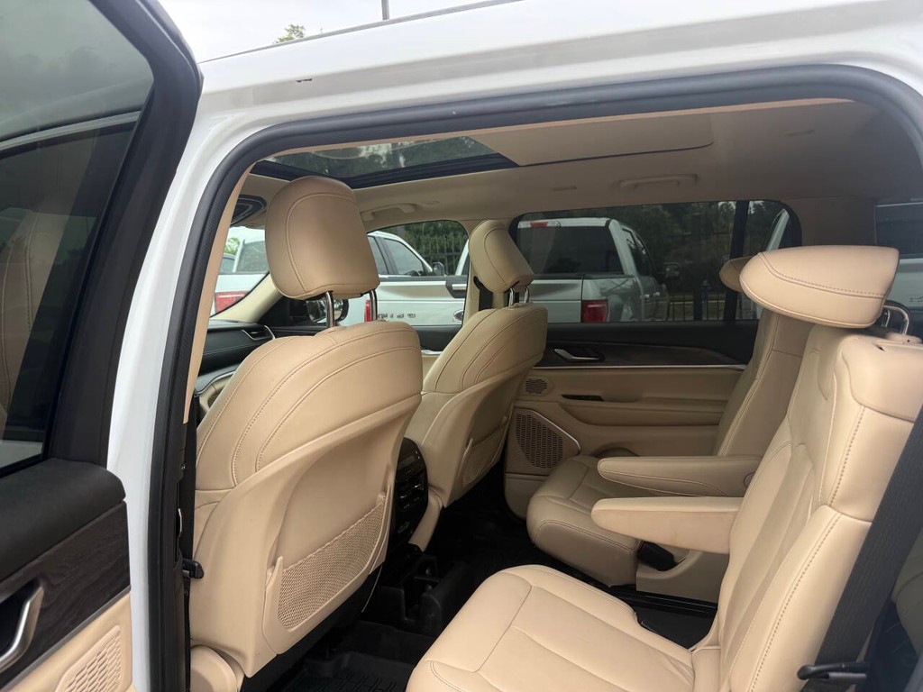 Jeep Grand Cherokee L Vehicle Full-screen Gallery Image 12