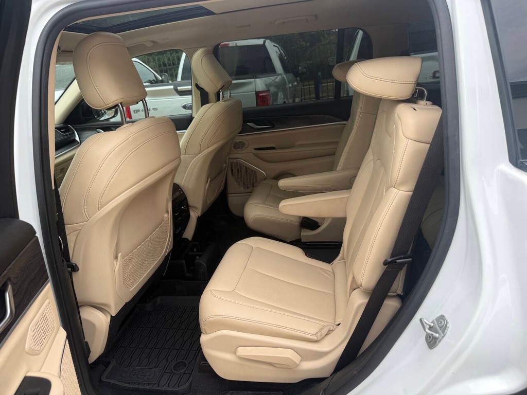 Jeep Grand Cherokee L Vehicle Full-screen Gallery Image 13