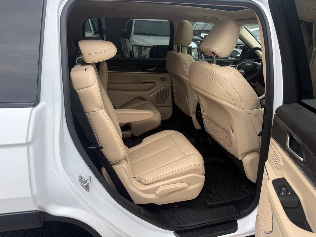 Jeep Grand Cherokee L Vehicle Full-screen Gallery Image 16