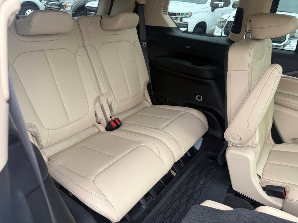 Jeep Grand Cherokee L Vehicle Full-screen Gallery Image 17