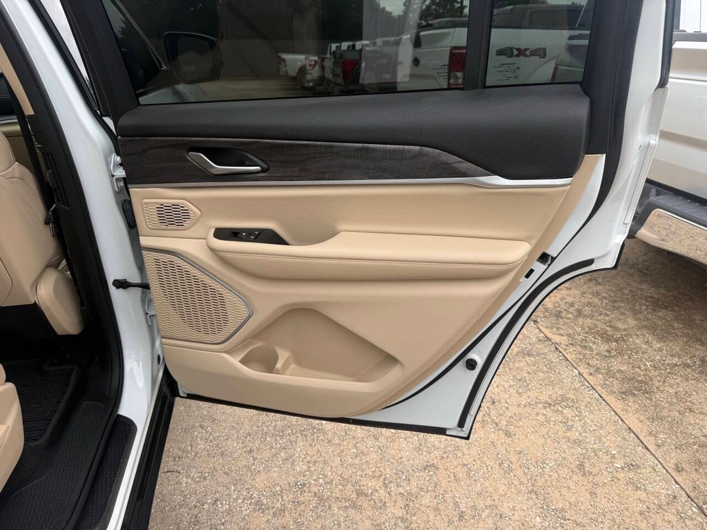 Jeep Grand Cherokee L Vehicle Full-screen Gallery Image 18