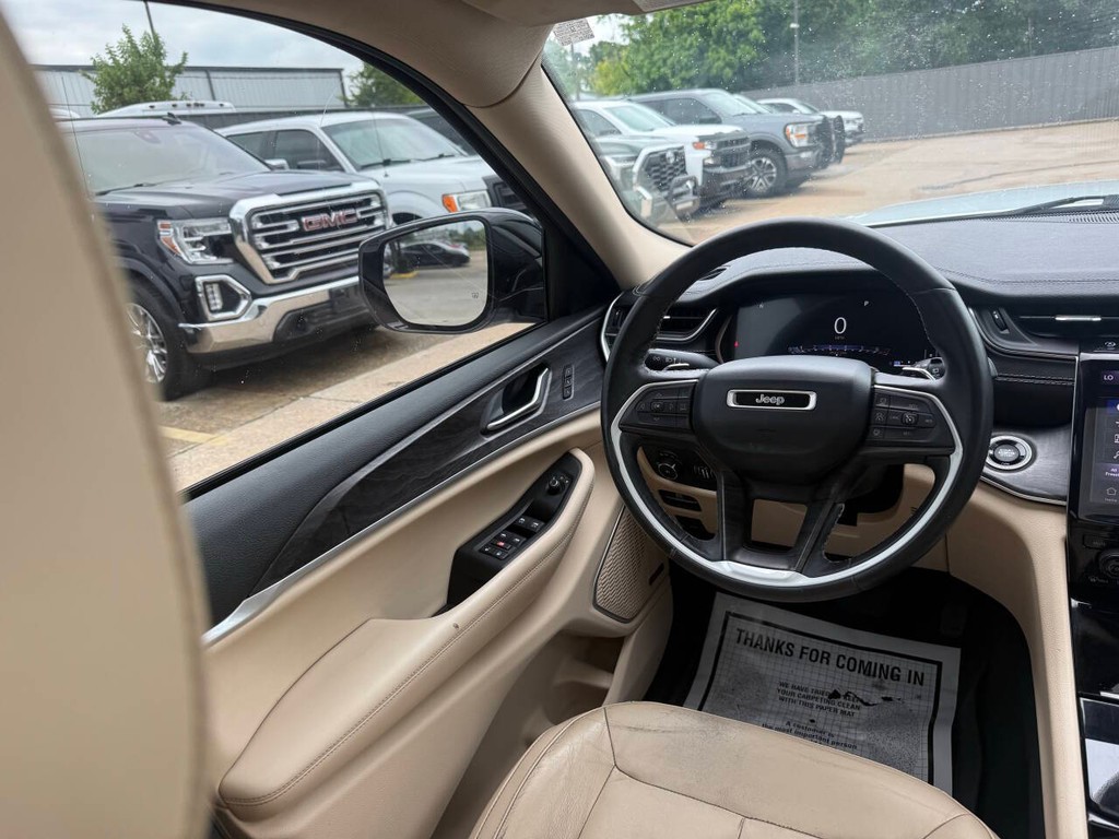 Jeep Grand Cherokee L Vehicle Full-screen Gallery Image 21