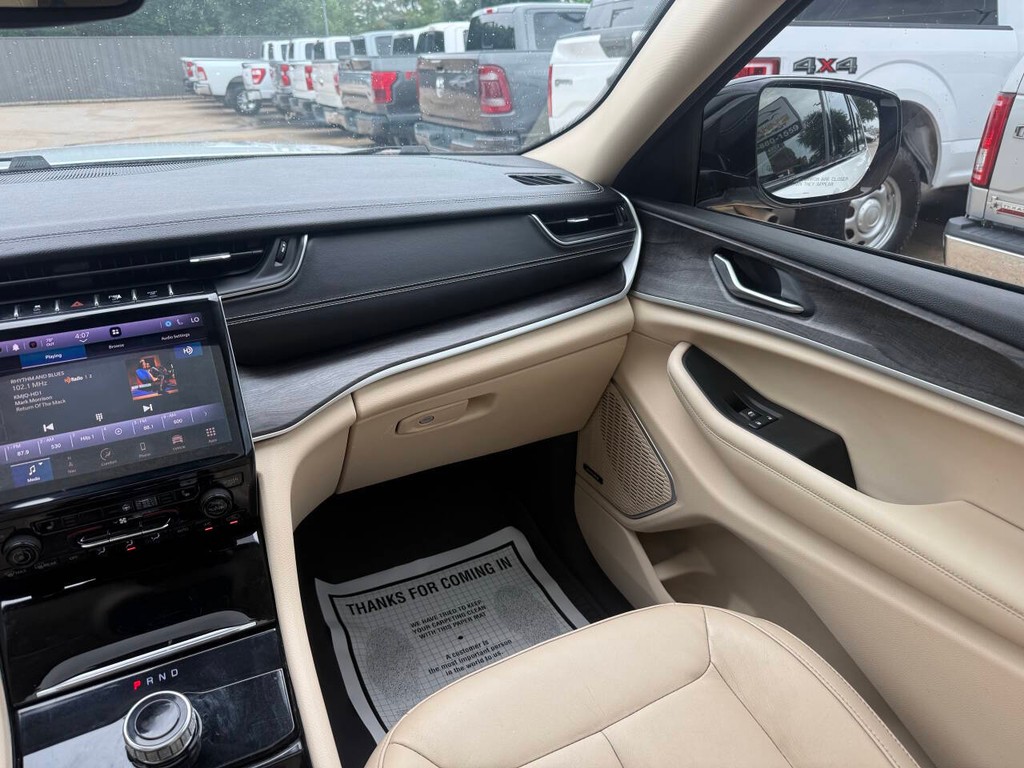 Jeep Grand Cherokee L Vehicle Full-screen Gallery Image 22