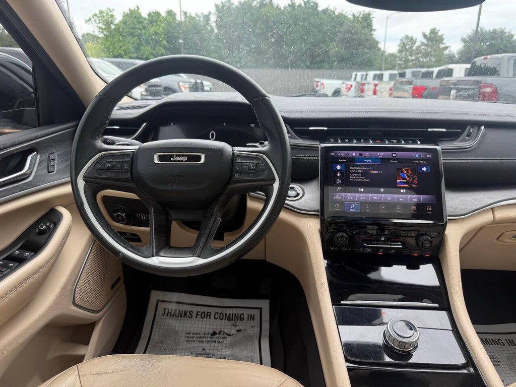 Jeep Grand Cherokee L Vehicle Full-screen Gallery Image 23