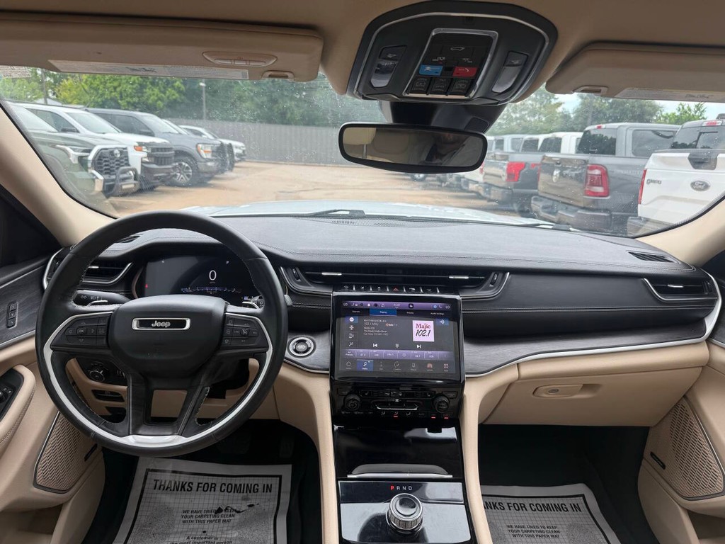 Jeep Grand Cherokee L Vehicle Full-screen Gallery Image 24