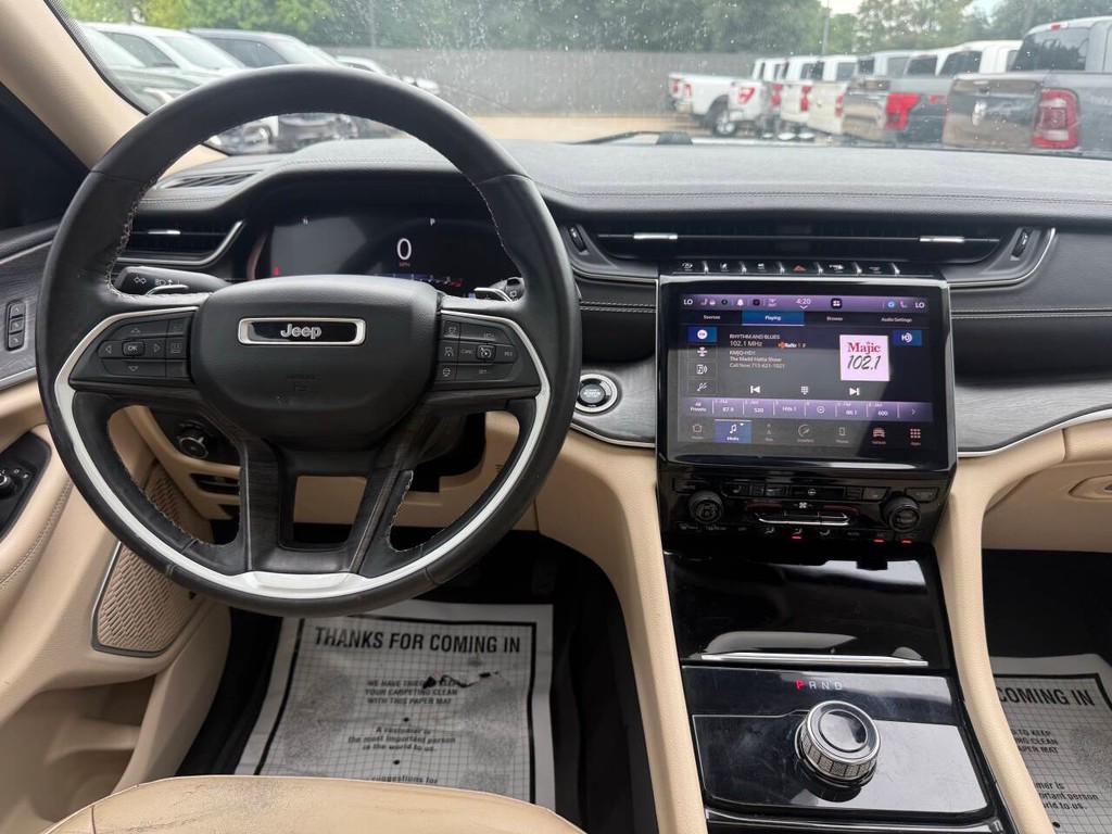 Jeep Grand Cherokee L Vehicle Full-screen Gallery Image 25