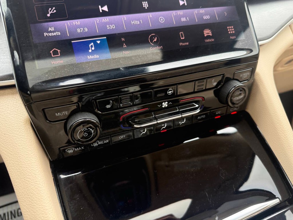 Jeep Grand Cherokee L Vehicle Full-screen Gallery Image 31