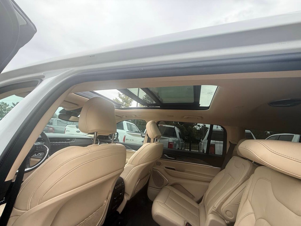 Jeep Grand Cherokee L Vehicle Full-screen Gallery Image 35