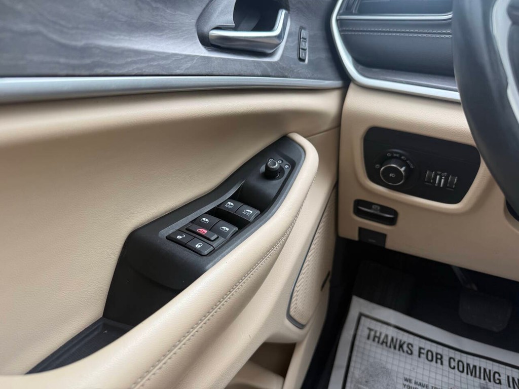 Jeep Grand Cherokee L Vehicle Full-screen Gallery Image 36