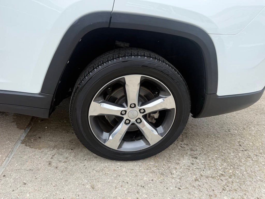 Jeep Grand Cherokee L Vehicle Full-screen Gallery Image 43