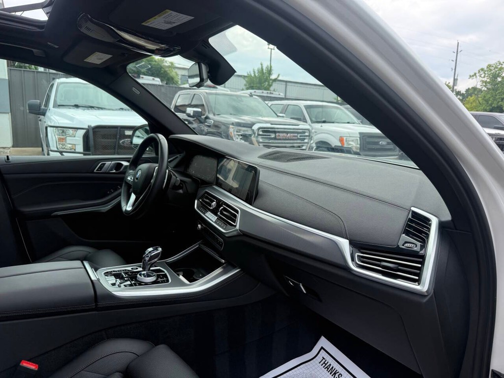 BMW X5 Vehicle Full-screen Gallery Image 09