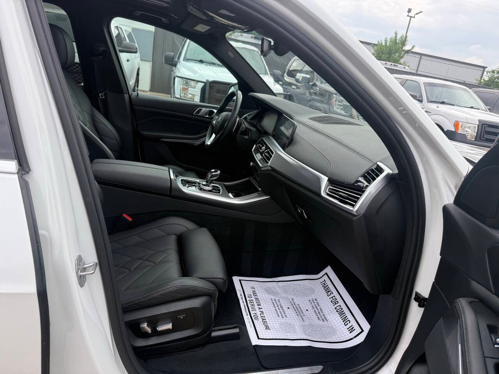 BMW X5 Vehicle Full-screen Gallery Image 10