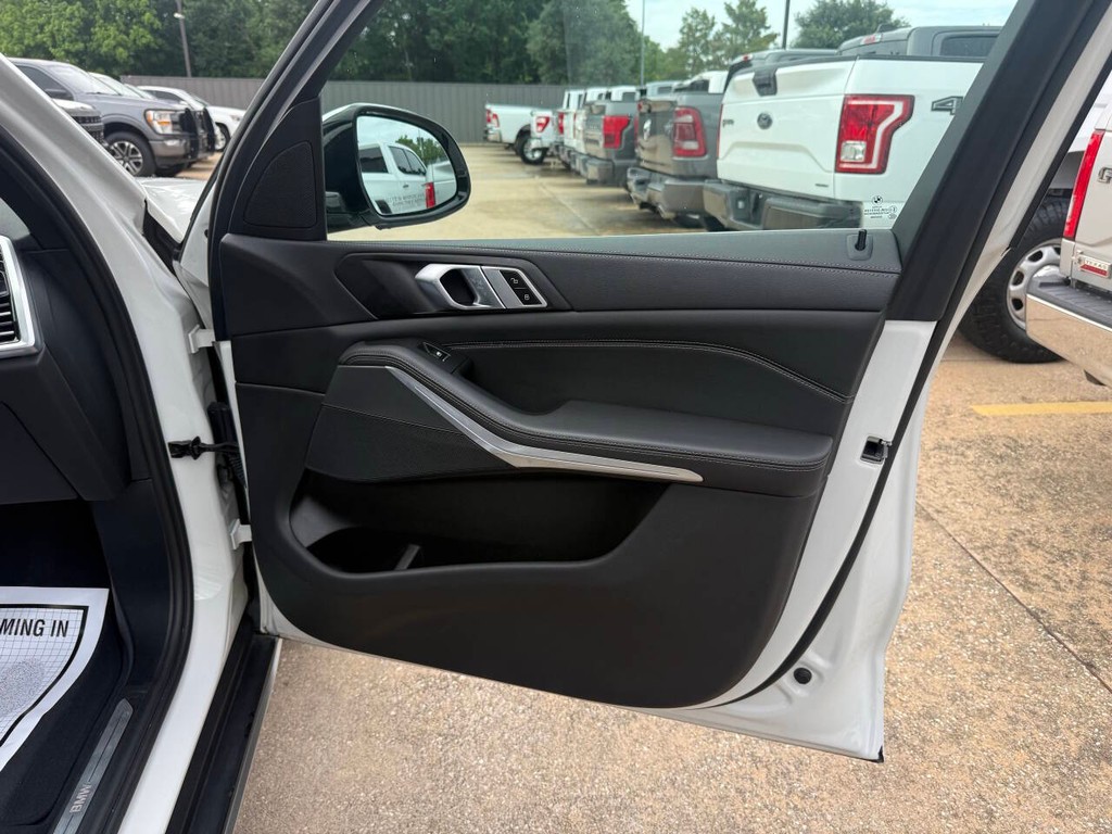 BMW X5 Vehicle Full-screen Gallery Image 11