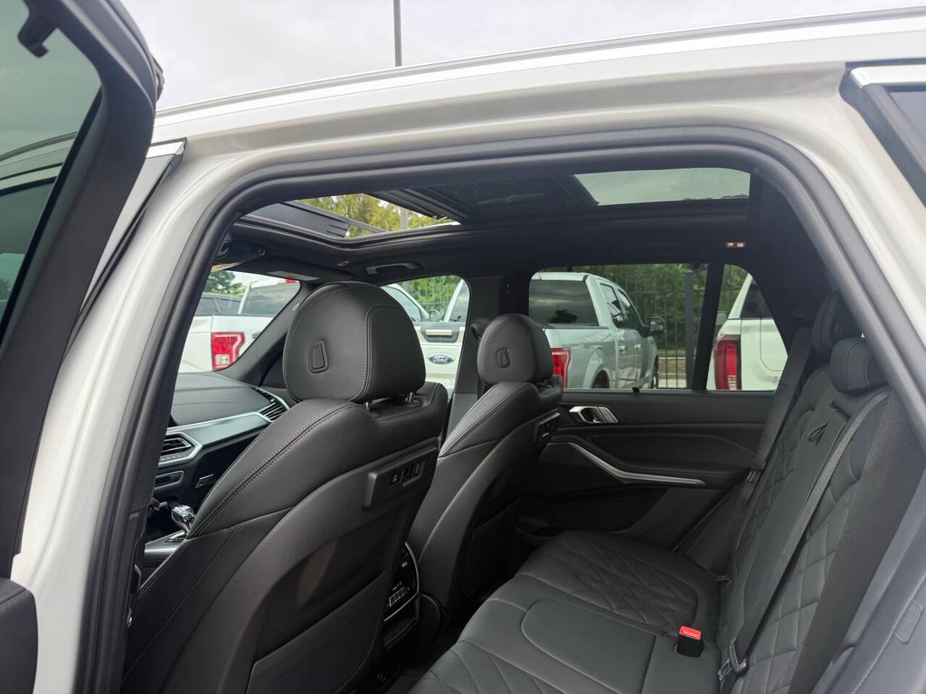 BMW X5 Vehicle Full-screen Gallery Image 12