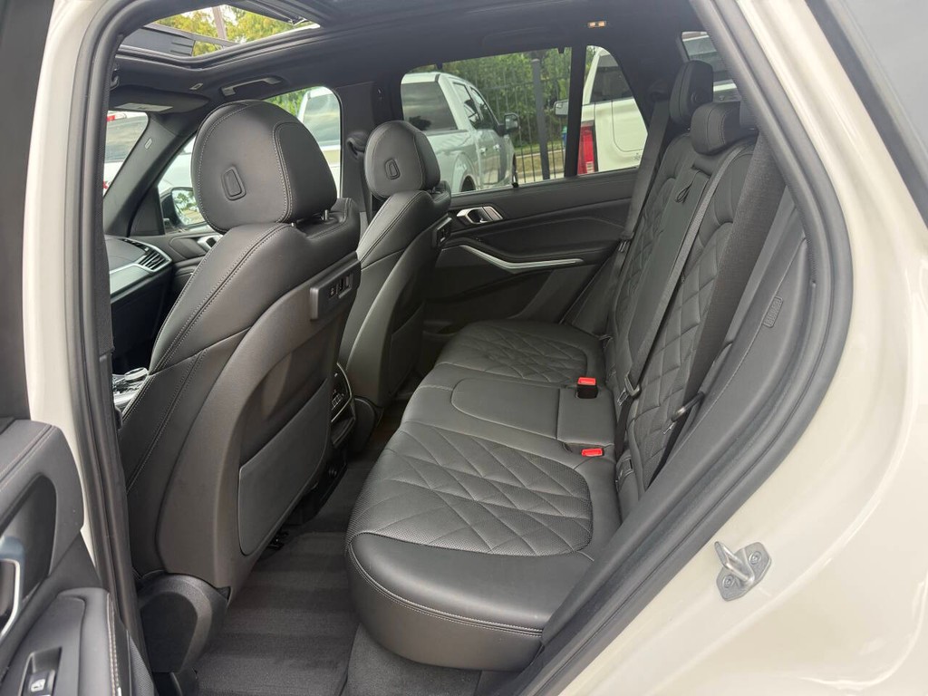 BMW X5 Vehicle Full-screen Gallery Image 13