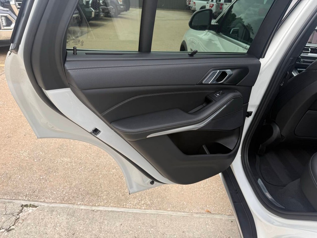 BMW X5 Vehicle Full-screen Gallery Image 14