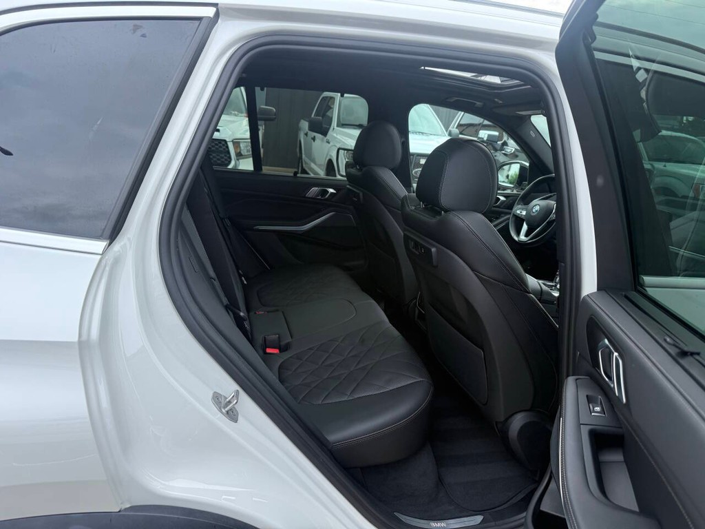 BMW X5 Vehicle Full-screen Gallery Image 15