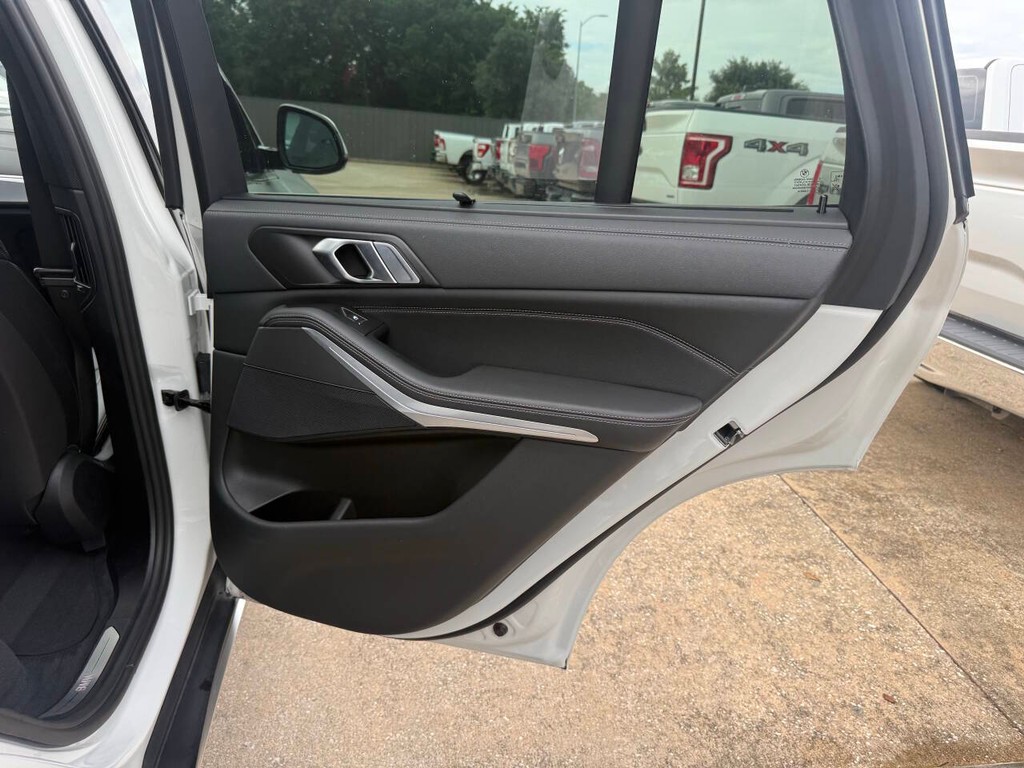 BMW X5 Vehicle Full-screen Gallery Image 16