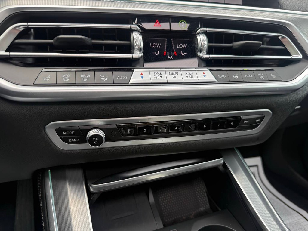 BMW X5 Vehicle Full-screen Gallery Image 28