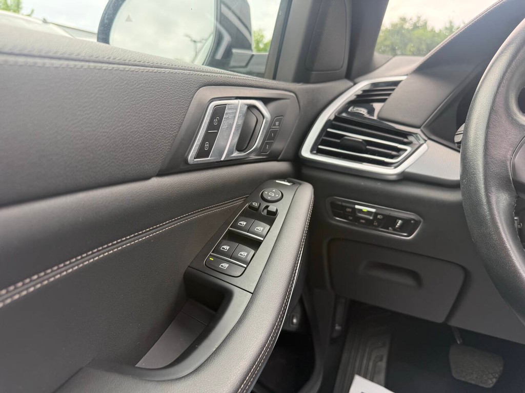 BMW X5 Vehicle Full-screen Gallery Image 31