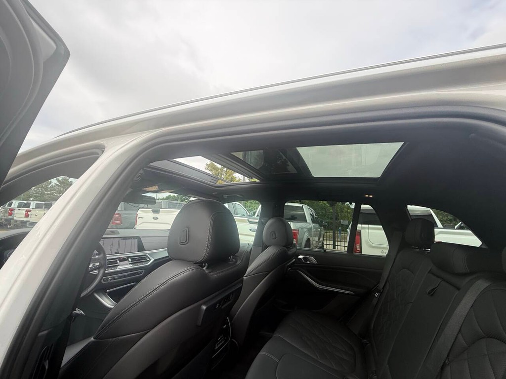 BMW X5 Vehicle Full-screen Gallery Image 32