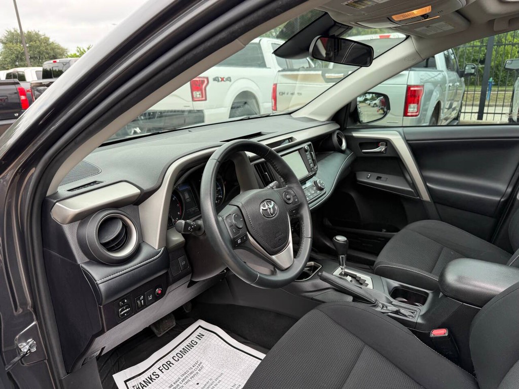 Toyota RAV4 Vehicle Full-screen Gallery Image 06