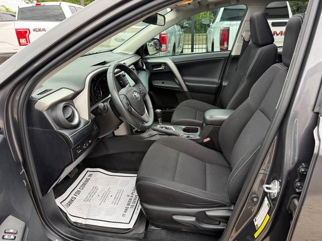 Toyota RAV4 Vehicle Full-screen Gallery Image 07