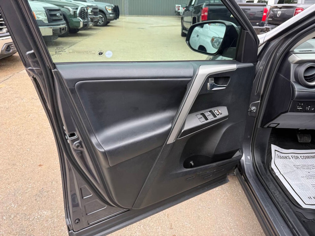 Toyota RAV4 Vehicle Full-screen Gallery Image 08