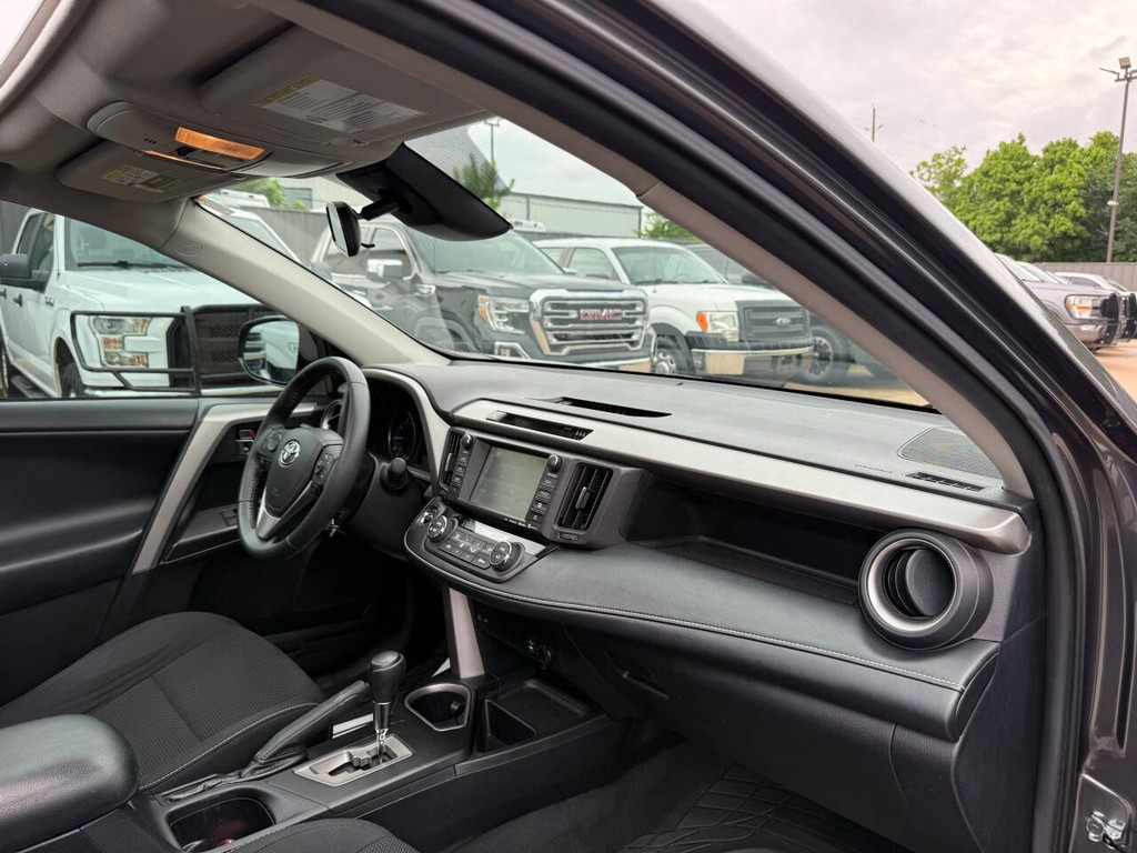 Toyota RAV4 Vehicle Full-screen Gallery Image 09
