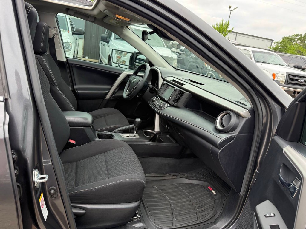 Toyota RAV4 Vehicle Full-screen Gallery Image 10