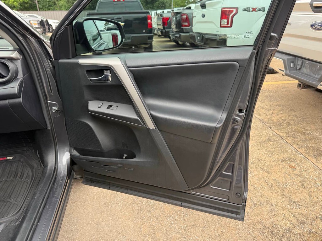 Toyota RAV4 Vehicle Full-screen Gallery Image 11