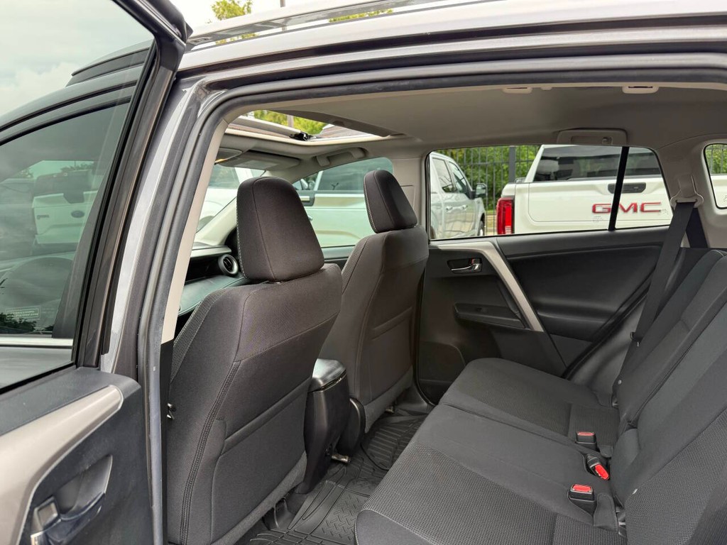 Toyota RAV4 Vehicle Full-screen Gallery Image 12