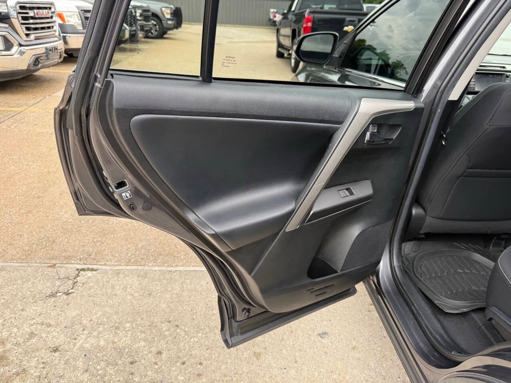 Toyota RAV4 Vehicle Full-screen Gallery Image 14