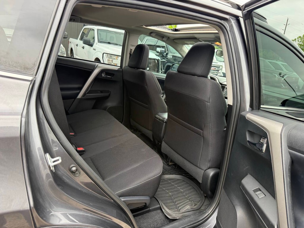 Toyota RAV4 Vehicle Full-screen Gallery Image 15