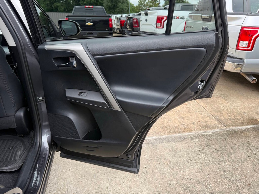 Toyota RAV4 Vehicle Full-screen Gallery Image 16