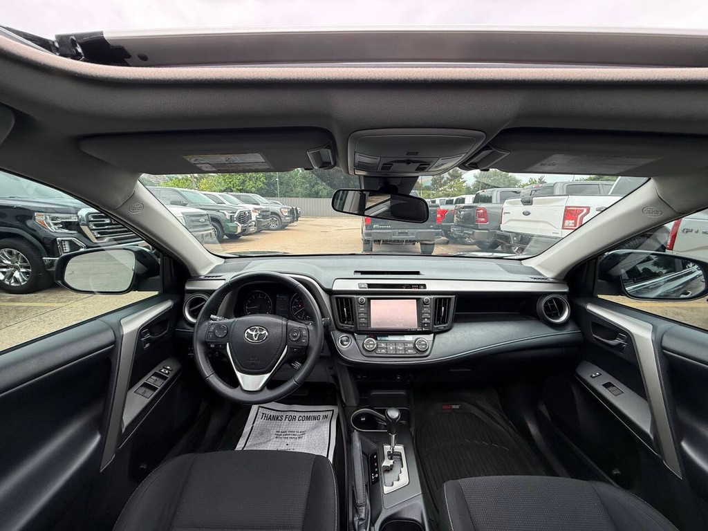 Toyota RAV4 Vehicle Full-screen Gallery Image 18