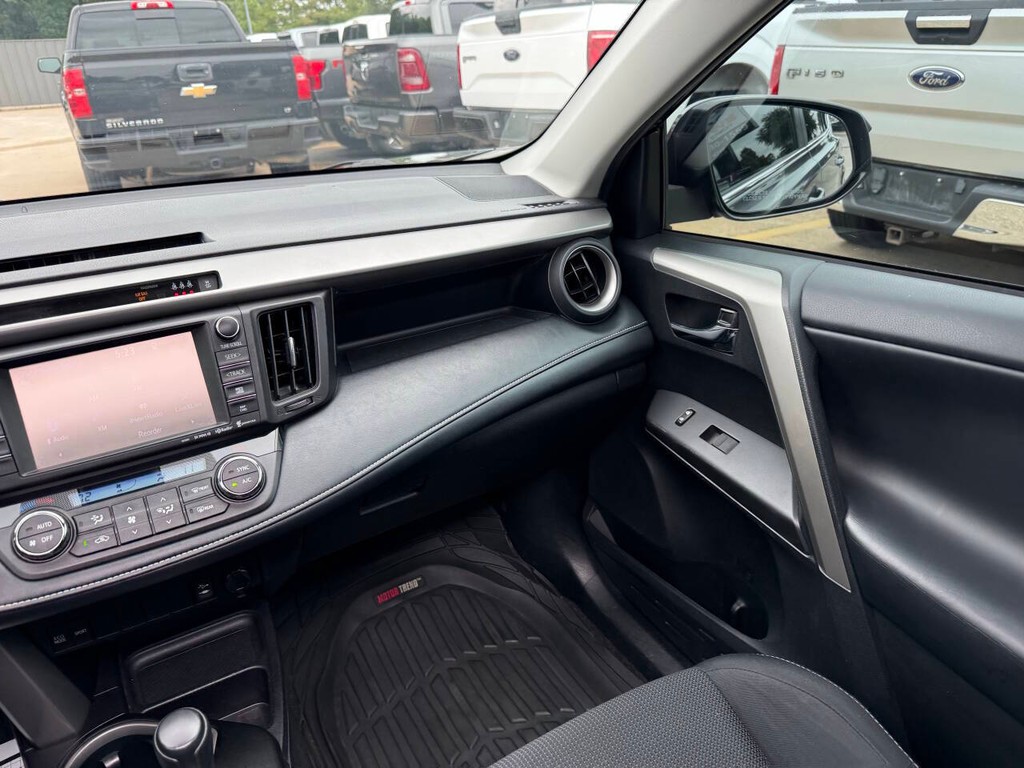 Toyota RAV4 Vehicle Full-screen Gallery Image 20