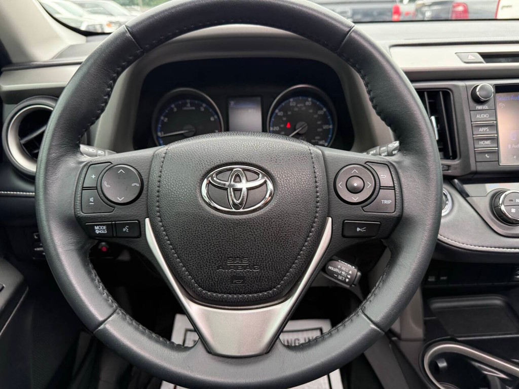 Toyota RAV4 Vehicle Full-screen Gallery Image 23