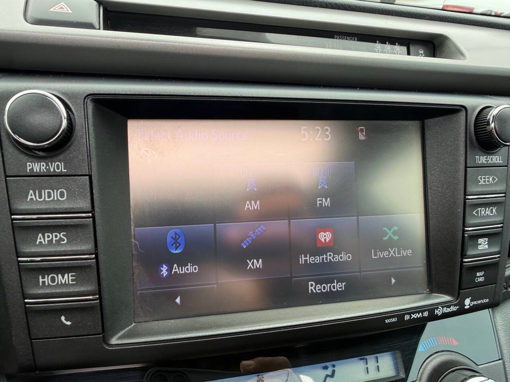 Toyota RAV4 Vehicle Full-screen Gallery Image 25