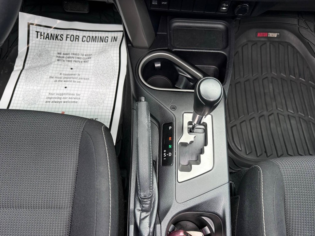 Toyota RAV4 Vehicle Full-screen Gallery Image 28