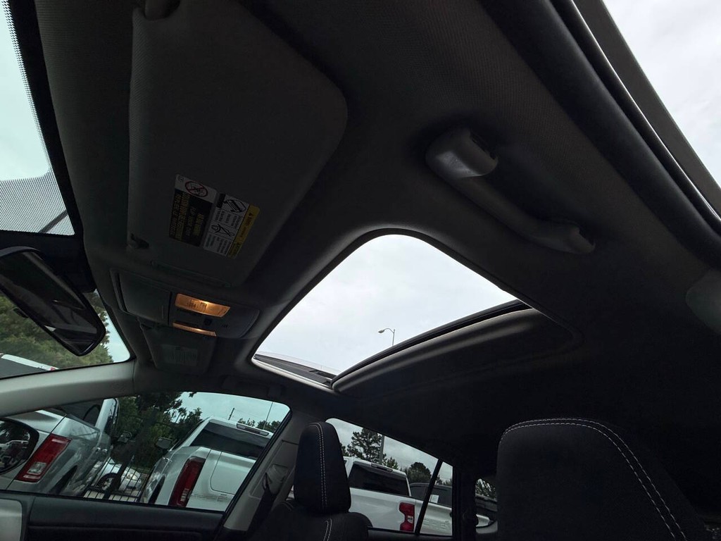 Toyota RAV4 Vehicle Full-screen Gallery Image 29
