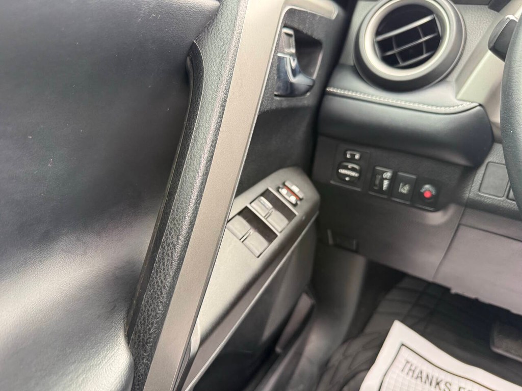 Toyota RAV4 Vehicle Full-screen Gallery Image 30