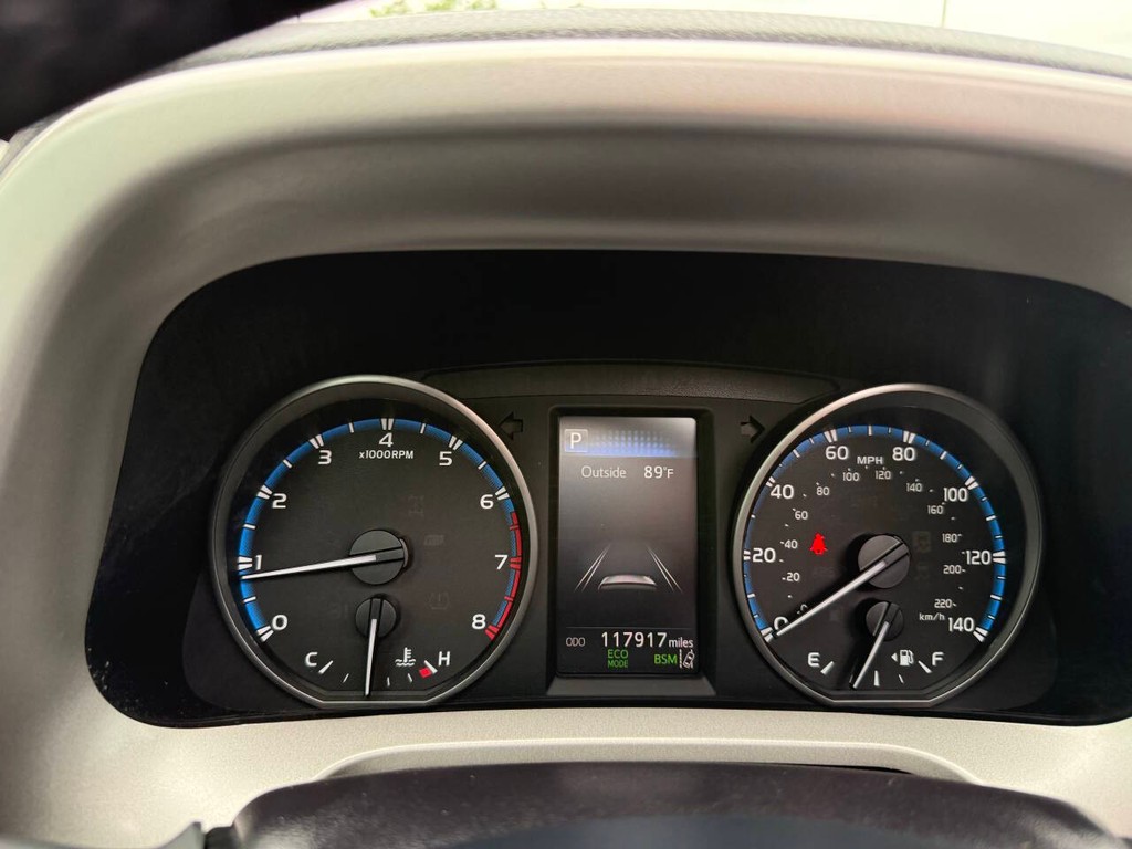 Toyota RAV4 Vehicle Full-screen Gallery Image 31