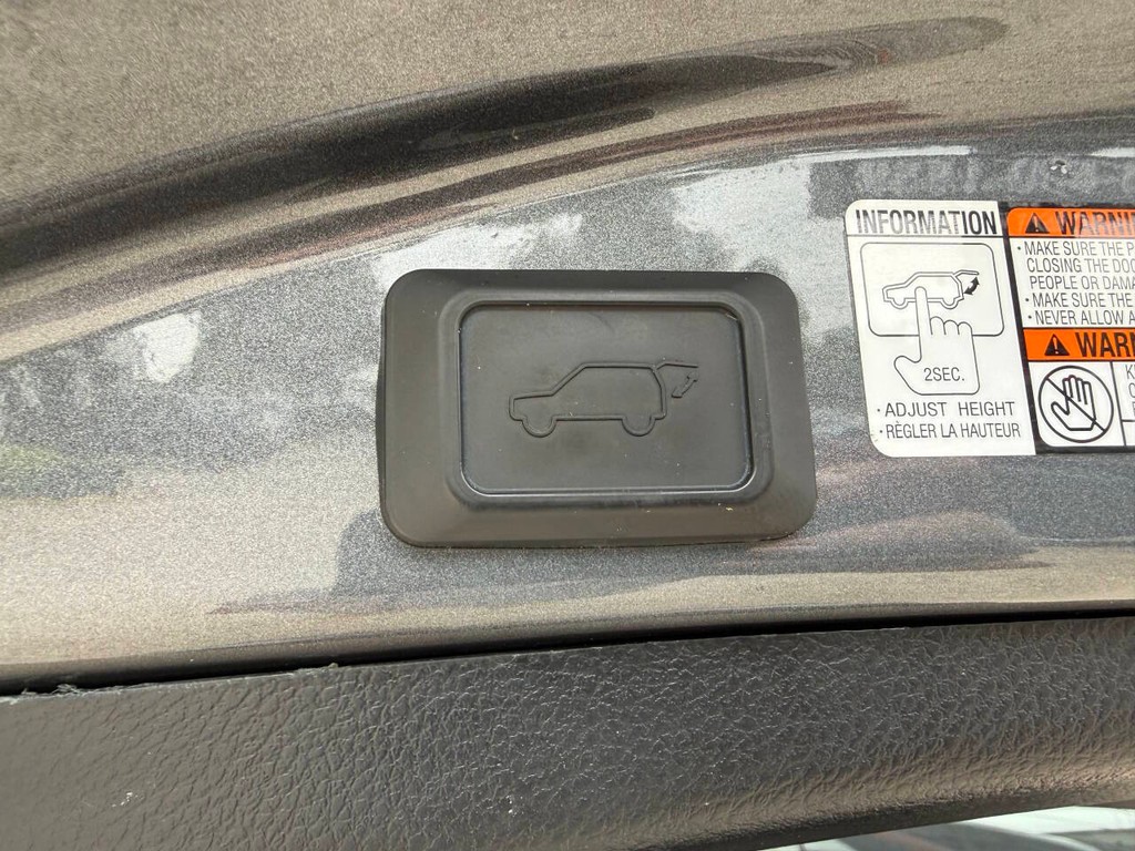 Toyota RAV4 Vehicle Full-screen Gallery Image 37