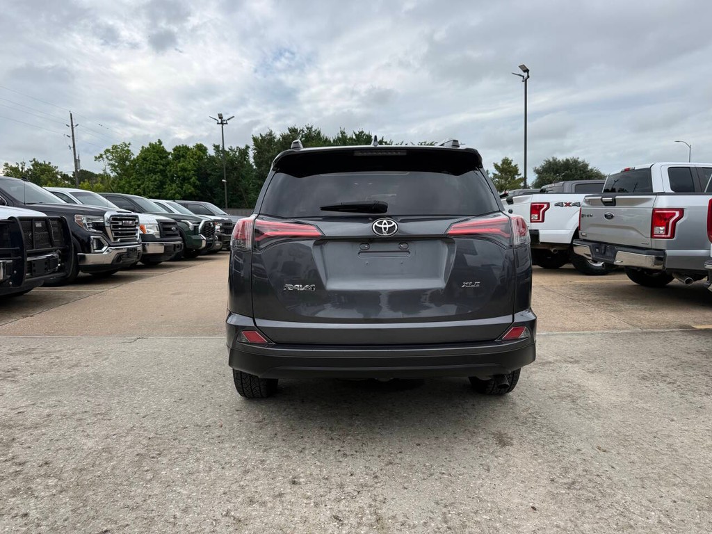 Toyota RAV4 Vehicle Full-screen Gallery Image 38